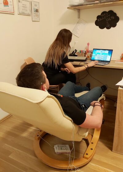 eeg-biofeedback-diagnostika-trening-mozgovych-vln-dospely-chlap-psychebalance